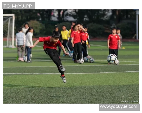 足球新手必看:掌握团队协作提升比赛表现的实用技巧与建议 足球新手必看:掌握团队协作提升比赛表现的实用技巧与建议